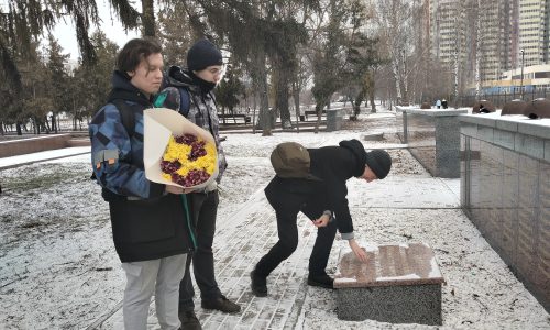 Возложение венков и цветов к военному захоронению