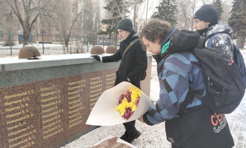 Возложение венков и цветов к военному захоронению