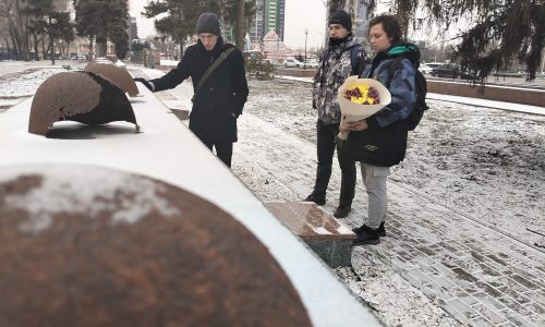 Возложение венков и цветов к военному захоронению