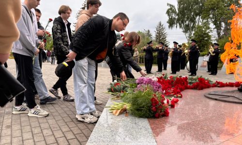 Возложение венков и цветов к воинскому захоронению