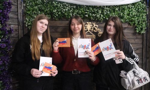 Студентам вручили открытки с Днём народного единства