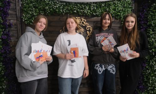 Студентам вручили открытки с Днём народного единства